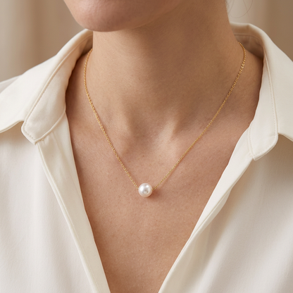 Single-pearl necklace worn on a model